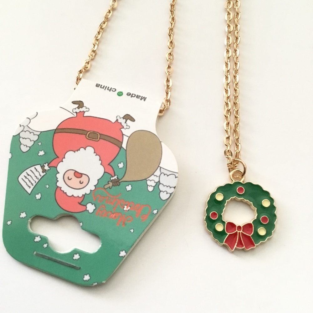 New Gold Tone Christmas Wreath Charm Necklace